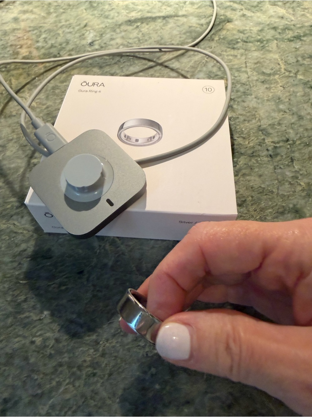 Ōura Ring 4 with Charging Dock - Silver in size 10 - Picture 2 of 4